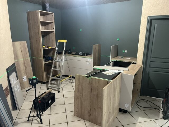 Cuisine avec péninsule en cours de pose