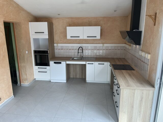 Vue finale de la cuisine blanche et bois en U