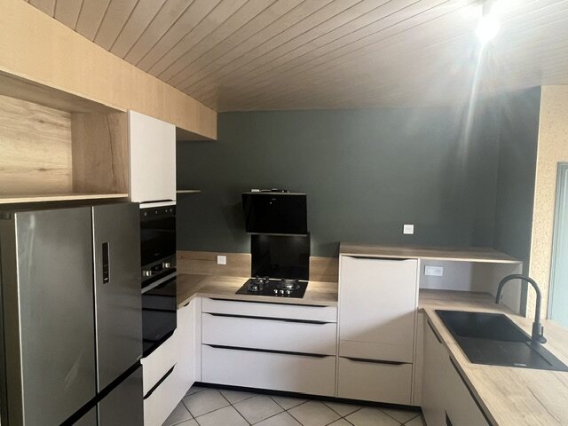 Cuisine claire et bois vue depuis la péninsule