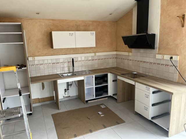 Cuisine en U en cours de montage