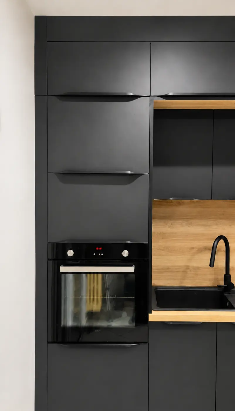 Fileurs noirs ajustés entre une colonne de cuisine, le mur et le plafond